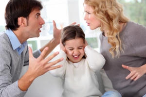 Có thể đề nghị Tòa án hạn chế quyền thăm nuôi con của chồng sau khi ly hôn