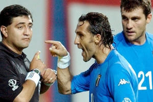 Trọng tài chuyên ăn hối lộ tính đường làm tổng thống