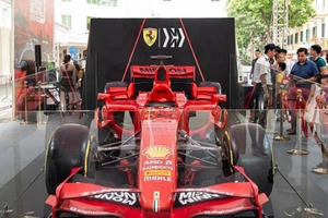 Chiêm ngưỡng siêu xe F1 của Ferrari ở phố đi bộ Hồ Gươm