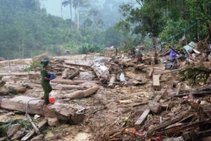 Phóng viên kể phút bật khóc khi thi thể bé 2 tuổi tìm thấy trong bùn đất