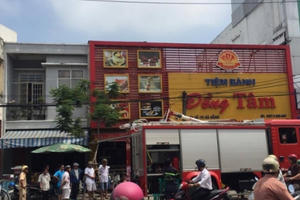 Quán bánh mỳ bị thiêu rụi đồ đạc vì quạt bất ngờ bốc cháy trong đêm