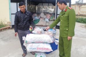 Hà Nam: Bắt ô tô chở gần 1 tấn thực phẩm không rõ nguồn gốc