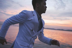 Quán quân Vietnam Idol Trọng Hiếu chạy "bở hơi tai" theo đuổi người đẹp Vũ Ngọc Anh ở Singapore