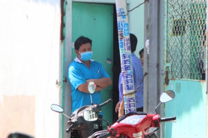 Vợ chết lặng khi phát hiện chồng treo cổ trong phòng trọ