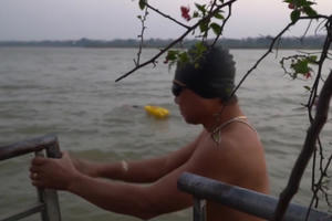 Người Hà Nội tắm sông giữa mùa đông 'cắt da cắt thịt'