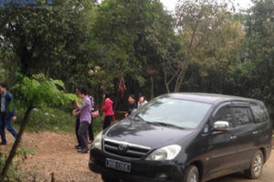 Thanh Hóa: Cán bộ huyện Thạch Thành dùng xe công đi lễ chùa trong giờ hành chính