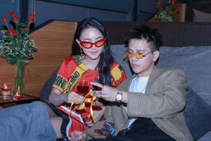 Cặp đôi Châu Bùi, Cao Minh Thắng trải nghiệm rạp chiếu phim giường nằm đầu tiên tại Hà Nội