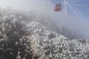 Clip: Toàn cảnh tuyết phủ trắng Fansipan đẹp như cổ tích khiến dân mạng xôn xao