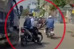 [Clip]: Tài xế xe tải đuổi ép xe máy khi đang chờ đèn đỏ khiến nhiều người bức xúc