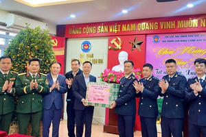 Lãnh đạo tỉnh Quảng Ninh chúc Tết các lực lượng làm nhiệm vụ trên đảo Vĩnh Thực