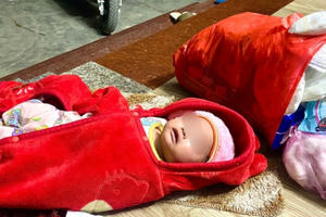 Bé trai 2 tháng tuổi bị bỏ rơi trước cửa nhà dân Bé trai 2 tháng tuổi bị bỏ rơi trước cửa nhà dân