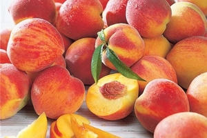 ‘Tắm’ phèn chua cho quả đào tươi bắt mắt