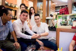 “Cậu ấm” của Phan Thị ấn tượng với chiếc đồng hồ độc đáo 300 triệu của Ace watch