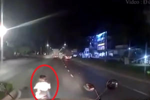 [Clip]: Thót tim với pha tạt đầu xe container của 2 nữ "quái xế" nữ