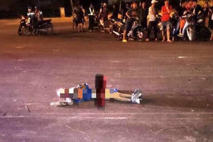 Bàng hoàng chứng kiến nam thanh niên nghi ngáo đá vác xác người ra đường trong đêm