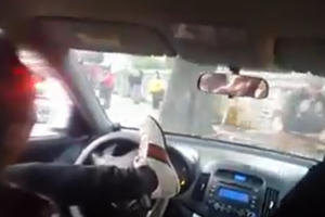 Hà Nội: Tài xế ô-tô lái xe bằng chân thách thức tử thần
