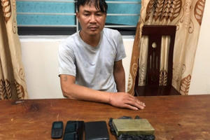 Cặp vợ chồng hờ vứt heroin đâm thẳng xe vào công an mở đường thoát thân