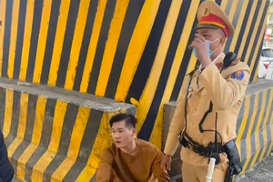 CSGT Hà Nội khống chế đối tượng có dấu hiệu phạm pháp hình sự