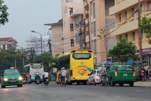 Huế: Bến xe tự phát lộng hành trên phố Đội Cung