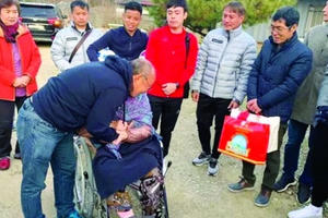 Thầy Park rơi nước mắt khi về thăm mẹ