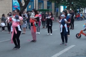 Video: Hàng chục mẹ 'bỉm sữa' địu bé nhảy vui nhộn trên phố đi bộ Hà Nội