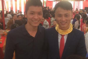 Đám cưới "độc": Chú rể được tặng kiềng vàng đeo kín cổ, cô dâu ngẩn ngơ đứng nhìn