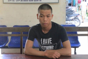 Đà Nẵng: Vượt mặt bất thành, 2 thanh niên chặn đầu đập phá xe ô tô