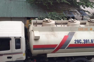 Bắt vụ vận chuyển 8.815 lít chất lỏng nghi xăng...máy bay bán ra thị trường