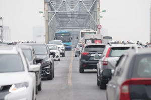 Hà Nội: Người và xe đổ ra đường tấp nập trong sáng 30/4