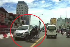 Clip: Pha vượt ẩu trên cầu vượt, hai người đàn ông đi xe máy bị ô tô đâm trực diện