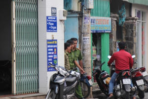 Chồng siết cổ vợ con tới chết rồi treo cổ tự tử