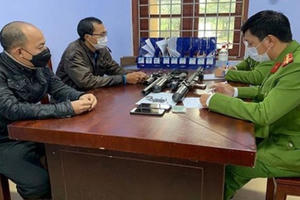 Lên mạng đặt súng rồi bơi thuyền đi săn bắn động vật