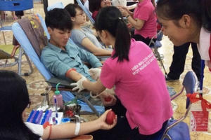 Sinh viên Đại học Hà Nội hăng hái tham gia hiến máu cứu người Sinh viên Đại học Hà Nội hăng hái tham gia hiến máu cứu người