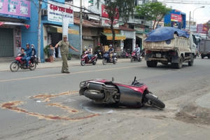 Đi khám bệnh về, hai vợ chồng gặp nạn dưới bánh xe ben