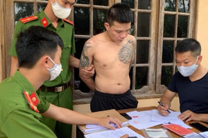 Bắt đối tượng xăm trổ tàng trữ trái phép chất ma tuý ở Quảng Bình