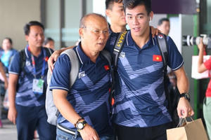 Những người hùng U22 và tuyển nữ Việt Nam rộn ràng về nước