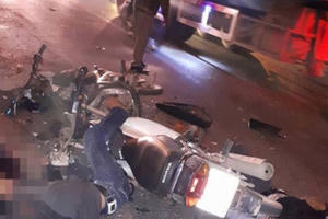 Hà Nội: Hai xe máy ngược chiều tông thẳng nhau khiến 2 người tử vong tại chỗ Hà Nội: Hai xe máy ngược chiều tông thẳng nhau khiến 2 người tử vong tại chỗ