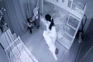 Mẹ chết lặng khi xem clip con gái mới 13 tháng tuổi bị người giúp việc bạo hành