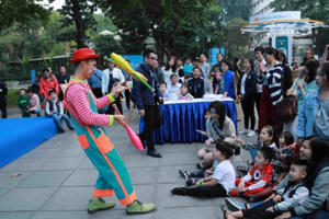 Niềm vui của người dân khi phố đi bộ hoạt động trở lại Niềm vui của người dân khi phố đi bộ hoạt động trở lại