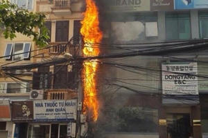 Hà Nội: Cột điện bốc cháy dữ dội khiến người dân hốt hoảng