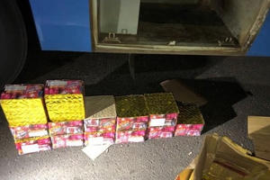 Phát hiện xe khách vận chuyển 24 hộp pháo lậu