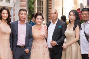 NSND Công Lý ôm eo, tình cảm bên Hồng Diễm NSND Công Lý ôm eo, tình cảm bên Hồng Diễm