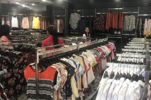 Bán quần áo ế ẩm, dân buôn giảm nhập một nửa hàng Trung Quốc