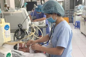 Cha mẹ tự chữa ho tại nhà, bé 2 tháng tuổi tử vong