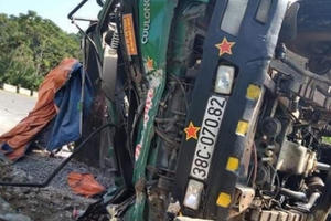 Nghệ An: Chiếc xe tải bị lật, tài xế tử vong thương tâm trong cabin
