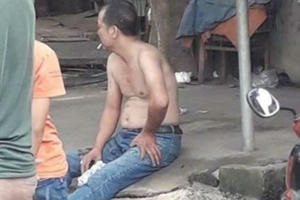 Con rể cũ chém mẹ vợ bị thương rồi bình thản ngồi hút thuốc