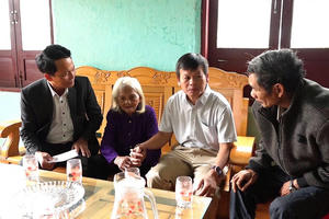 Mang thùng phiếu phụ đến tận nhà để cử tri đặc biệt thực hiện quyền bầu cử