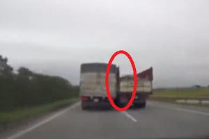 [Clip]:  Hoảng hồn 2 xe tải chèn ép nhau trên đường cao tốc