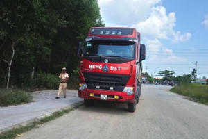 Thừa Thiên Huế: Xe máy va chạm xe tải "Hùng Đạt", 2 người nguy kịch