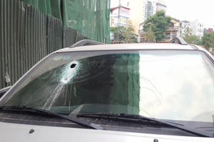 Hà Nội: Thanh sắt 3 mét rơi từ công trình xuyên thủng kính xe ôtô